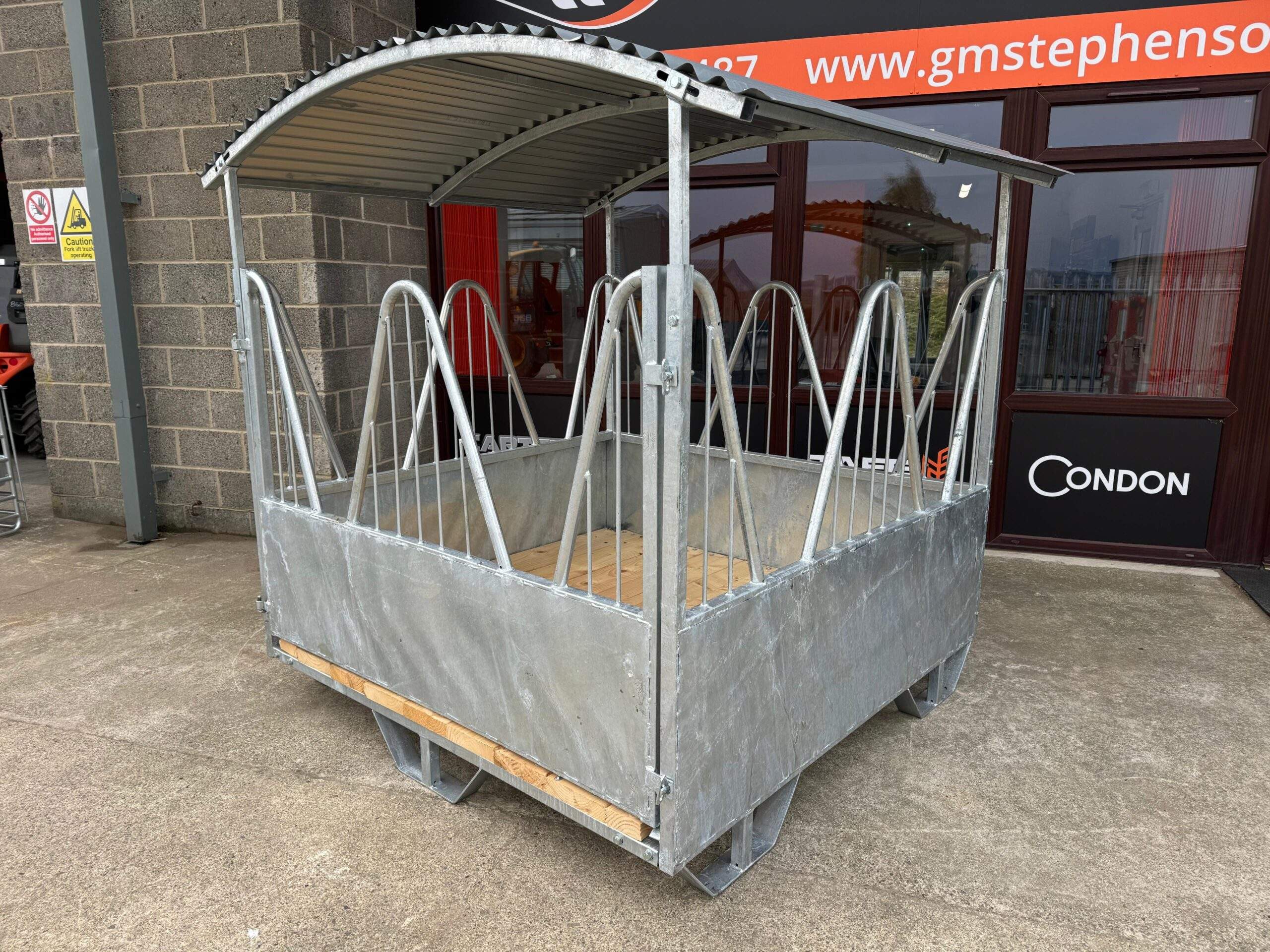 6 X 6FT SQUARE HORSE/ HORNED CATTLE FEEDER WITH ROOF