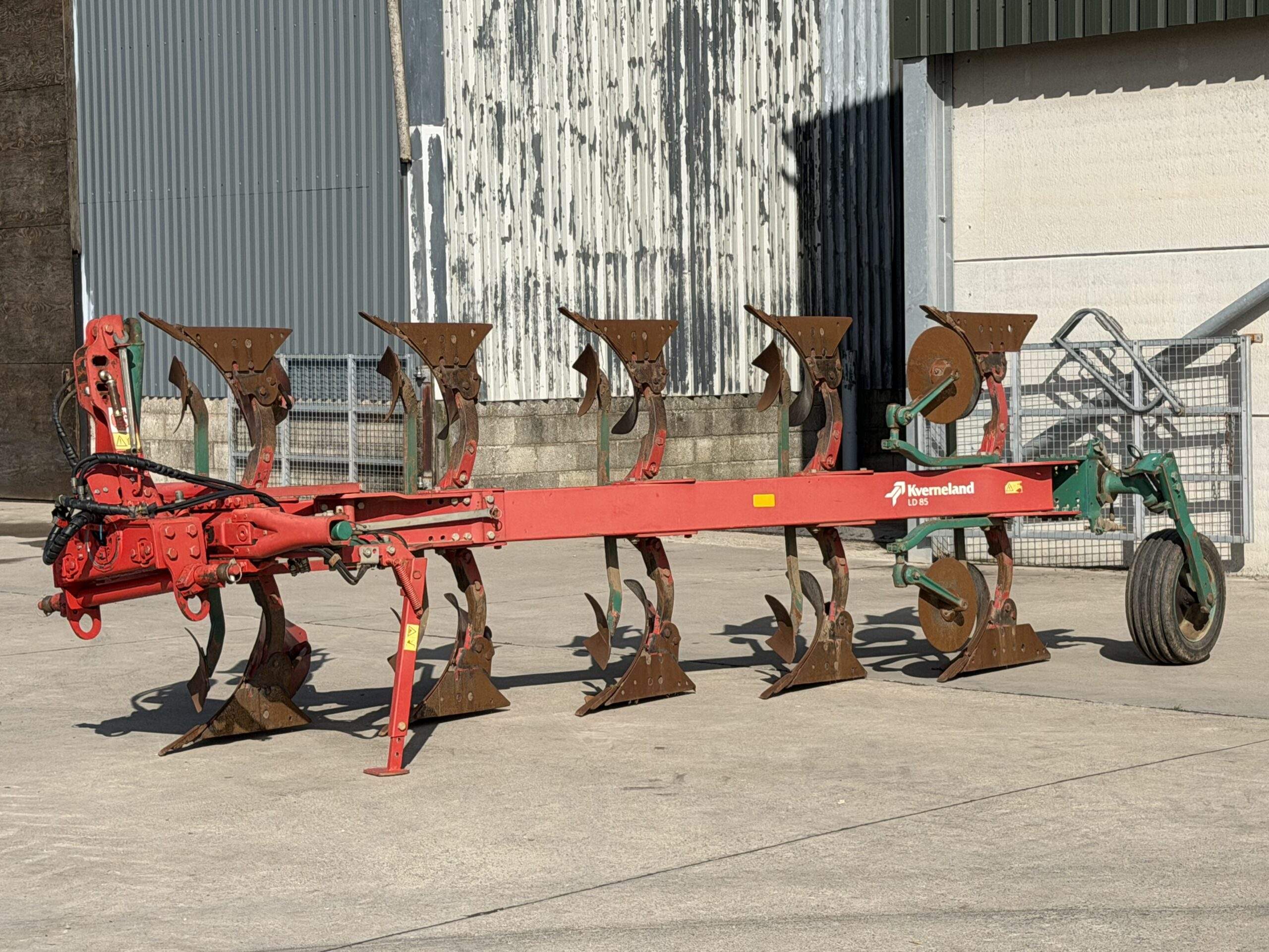 KVERNELAND LD85 5 FURROW PLOUGH